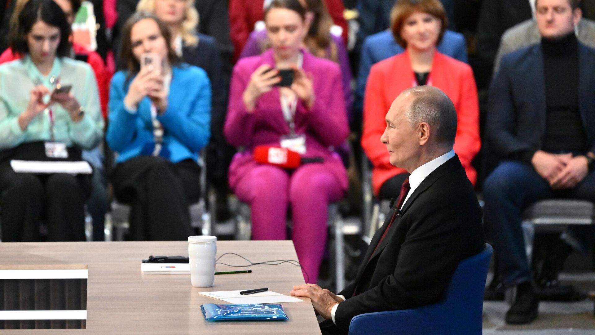 Президент России Владимир Путин проводит специальную программу Итоги года с Владимиром Путиным в Гостином дворе Президент России Владимир Путин проводит специальную программу Итоги года с Владимиром Путиным в Гостином дворе - РИА Новости, 1920, 19.12.2024