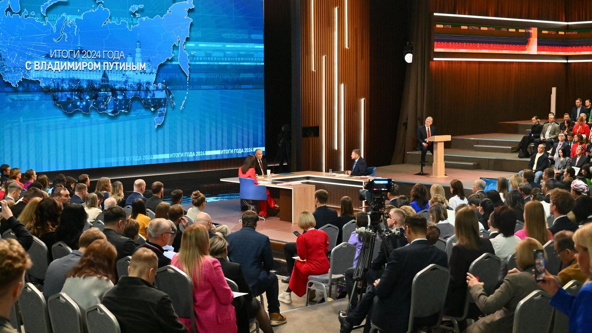 Президент России Владимир Путин проводит специальную программу Итоги года с Владимиром Путиным в Гостином дворе Президент России Владимир Путин проводит специальную программу Итоги года с Владимиром Путиным в Гостином дворе - РИА Новости, 1920, 19.12.2024