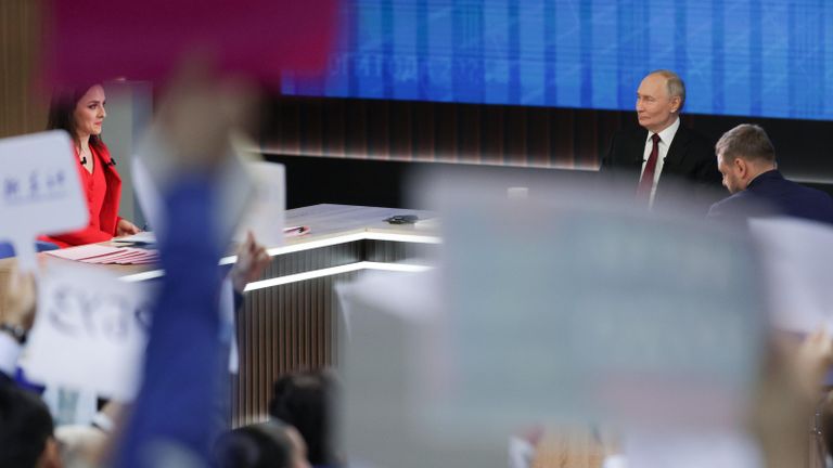 Президент России Владимир Путин проводит специальную программу Итоги года с Владимиром Путиным в Гостином дворе Президент России Владимир Путин проводит специальную программу Итоги года с Владимиром Путиным в Гостином дворе