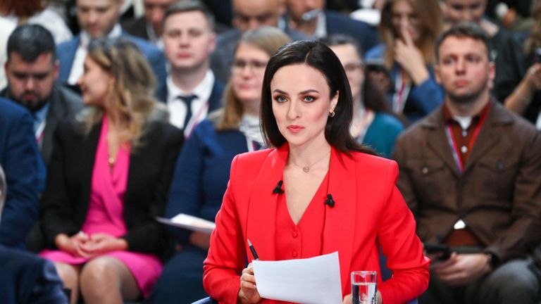 Ведущая телеканала Россия 24 Александра Суворова перед началом специальной программы Итоги года с Владимиром Путиным в Гостином дворе Ведущая телеканала Россия 24 Александра Суворова перед началом специальной программы Итоги года с Владимиром Путиным в Гостином дворе