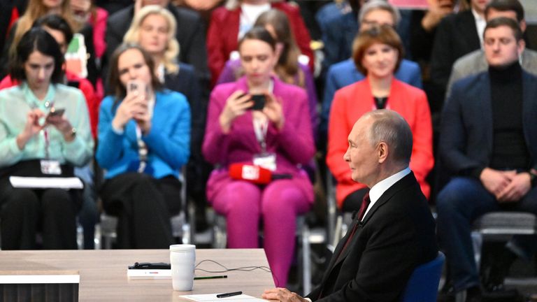Президент России Владимир Путин проводит специальную программу Итоги года с Владимиром Путиным в Гостином дворе Президент России Владимир Путин проводит специальную программу Итоги года с Владимиром Путиным в Гостином дворе