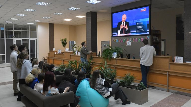 Жители Красноярска смотрят трансляцию программы Итоги года 2024 с Владимиром Путиным в Научной библиотеке Сибирского федерального университета Жители Красноярска смотрят трансляцию программы Итоги года 2024 с Владимиром Путиным в Научной библиотеке Сибирского федерального университета