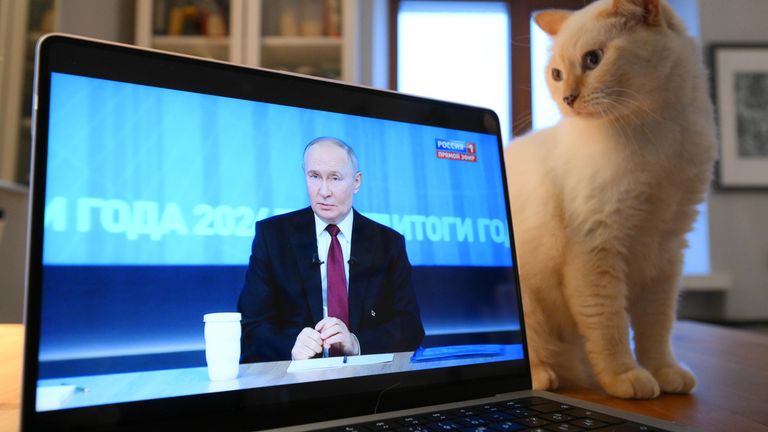 Трансляция программы Итоги года 2024 с Владимиром Путиным на экране ноутбука жителя Новосибирска Трансляция программы Итоги года 2024 с Владимиром Путиным на экране ноутбука жителя Новосибирска
