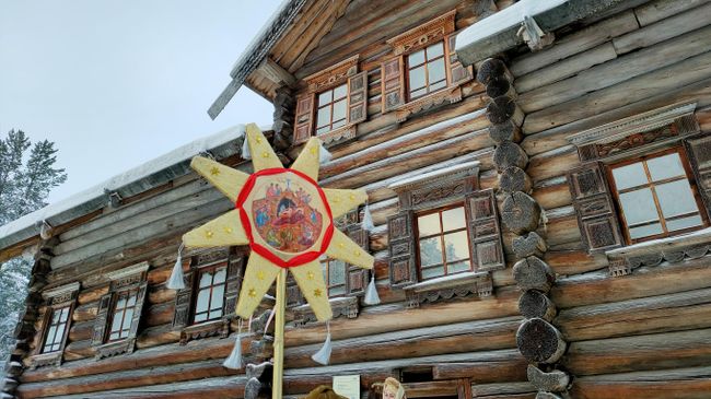 Рождественская звезда на фоне дома-двора А.Ф. Пухова из деревни Большой Халуй (1812 г.)