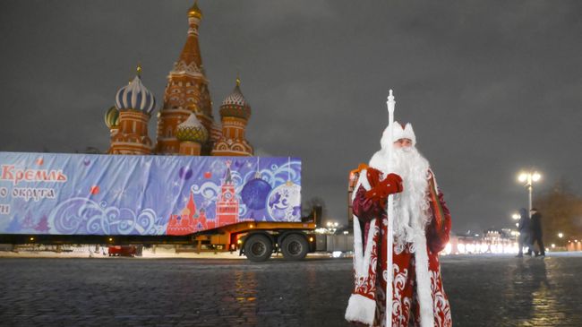 Встреча главной новогодней елки страны на Красной площади