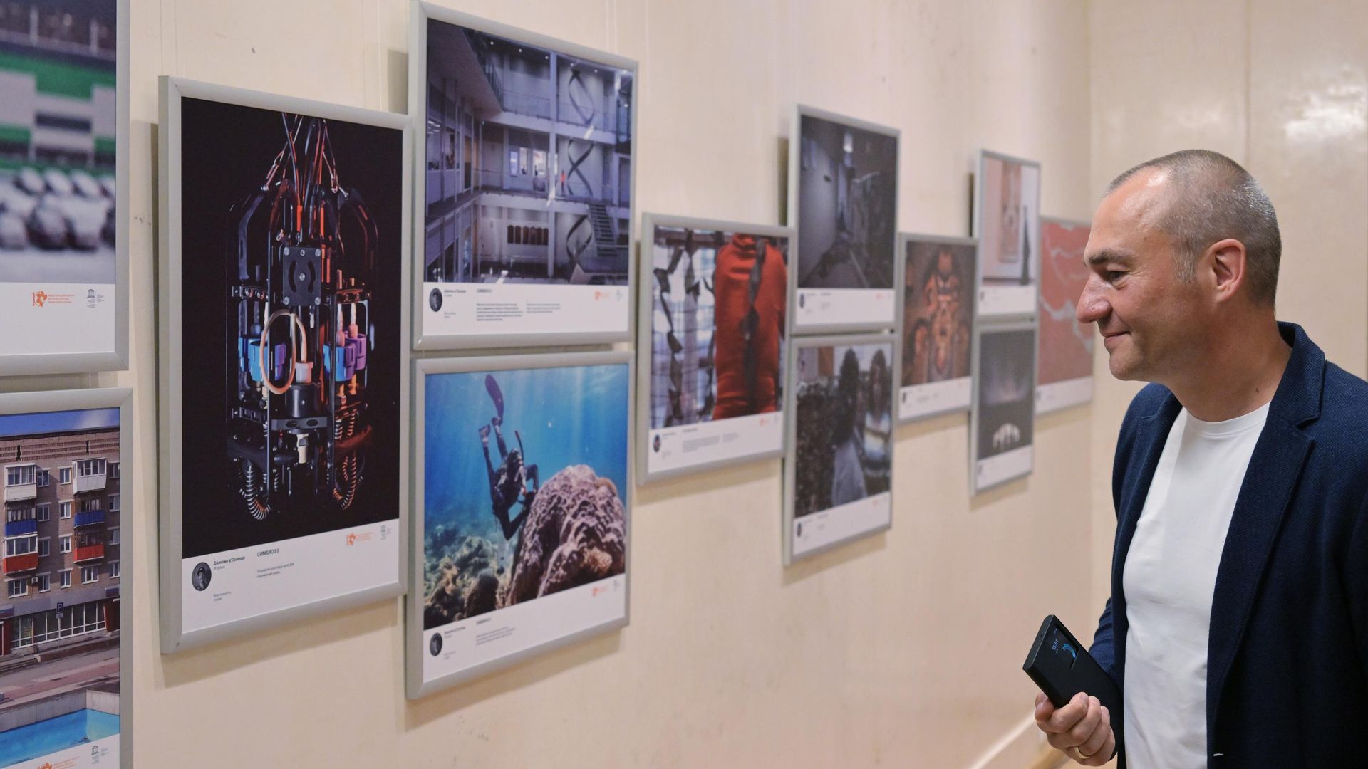 Посетитель выставки фотоконкурса имени Андрея Стенина Посетитель выставки фотоконкурса имени Андрея Стенина - РИА Новости, 1920, 22.12.2025