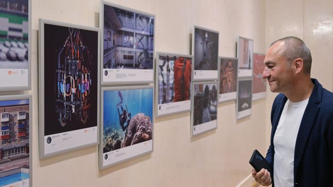 Посетитель выставки фотоконкурса имени Андрея Стенина 