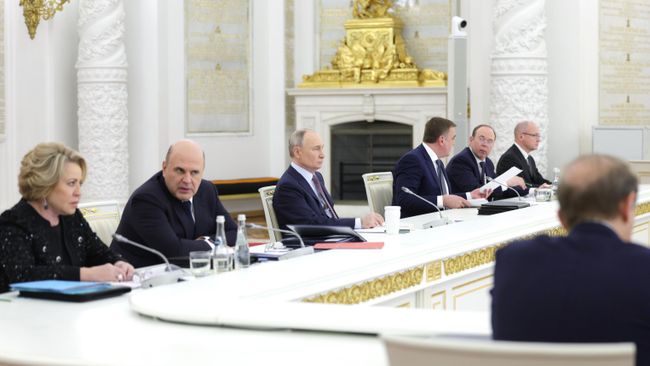 Президент Росси Владимир Путин проводит заседание Государственного совета по вопросам поддержки семей