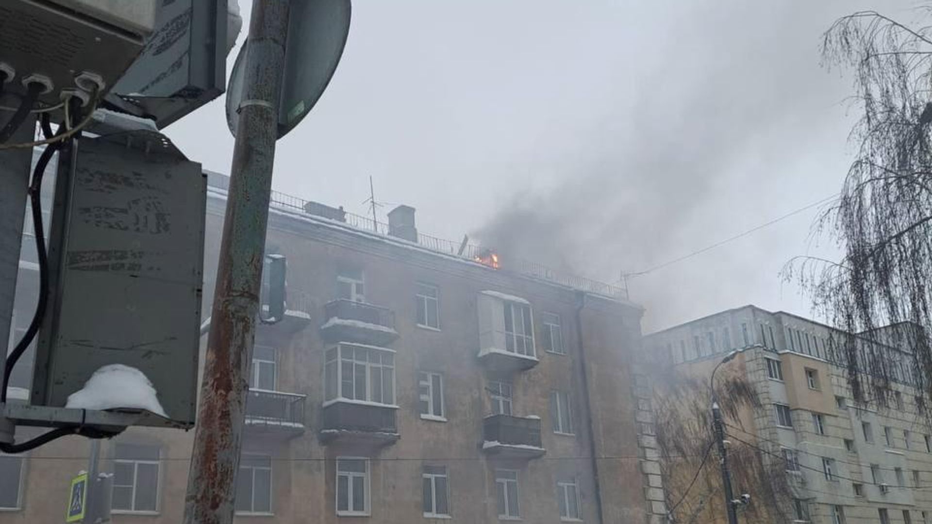 Последствия атаки беспилотников по пятиэтажному дому в Казани - РИА Новости, 1920, 21.12.2024