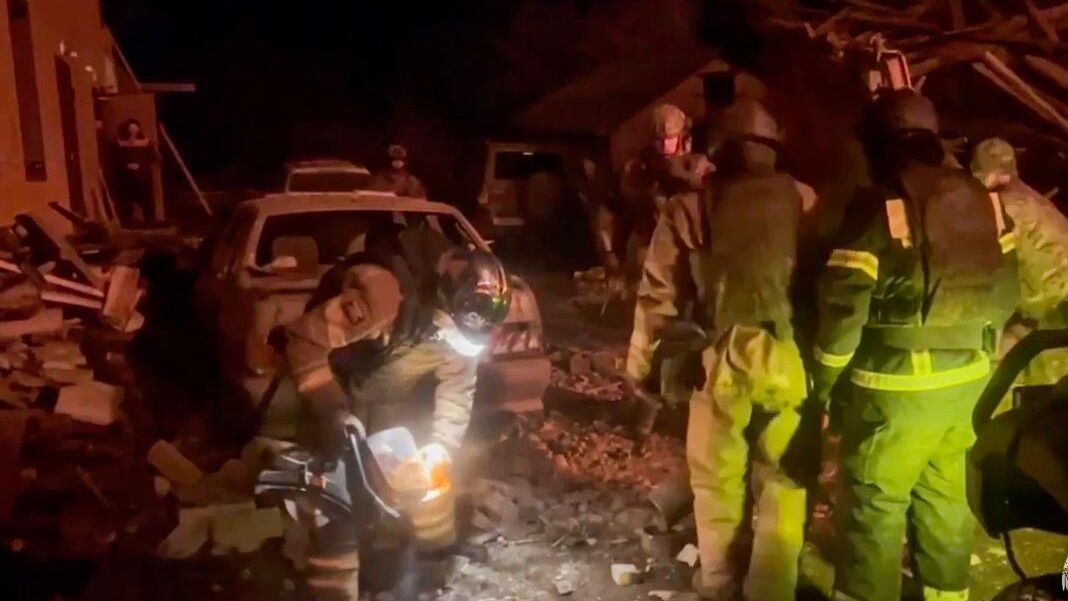 Ликвидация последствий удара ВСУ в Рыльске Курской области Ликвидация последствий удара ВСУ в Рыльске Курской области - РИА Новости, 1920, 01.01.2025