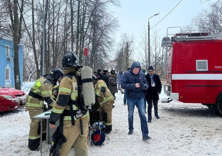 Сотрудники МЧС развернули штаб у одного из домов в Казани, пострадавших при атаке БПЛА Сотрудники МЧС развернули штаб у одного из домов в Казани, пострадавших при атаке БПЛА