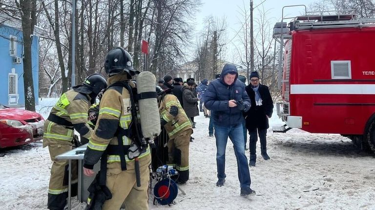 Сотрудники МЧС развернули штаб у одного из домов в Казани, пострадавших при атаке БПЛА Сотрудники МЧС развернули штаб у одного из домов в Казани, пострадавших при атаке БПЛА