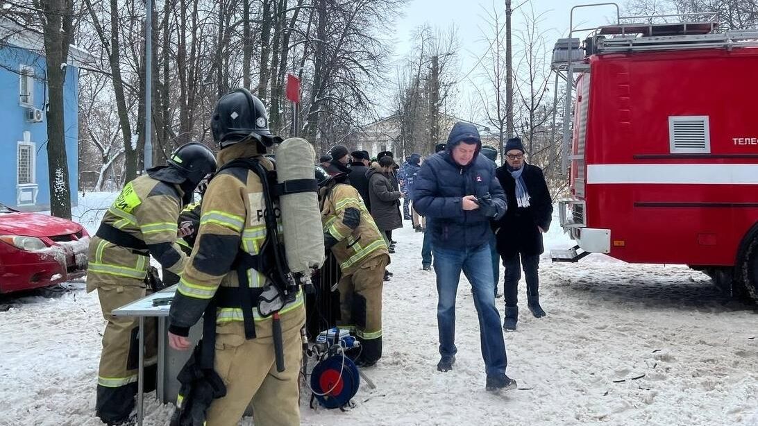 Сотрудники МЧС развернули штаб у одного из домов в Казани, пострадавших при атаке БПЛА - РИА Новости, 1920, 22.12.2024