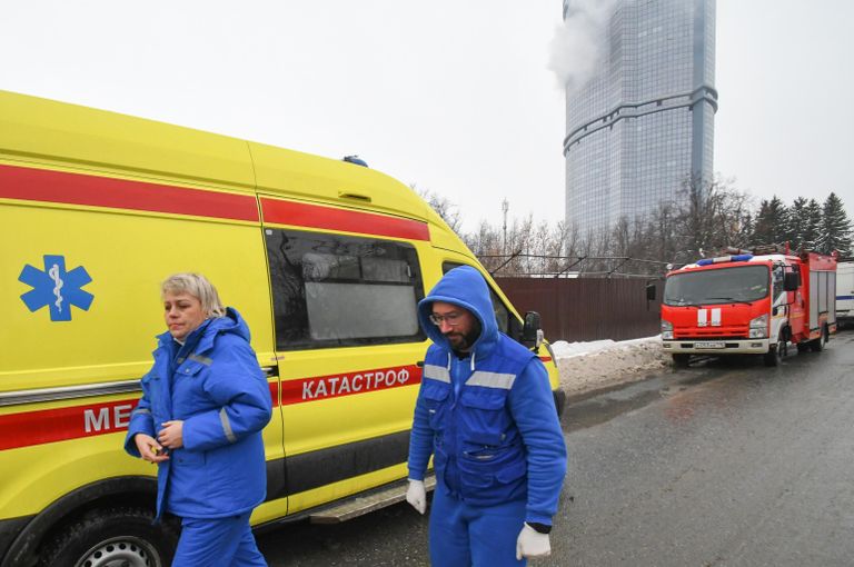 Медики недалеко от многоэтажного ЖК Лазурные небеса в Казани, пострадавшего при атаке БПЛА Медики недалеко от многоэтажного ЖК Лазурные небеса в Казани, пострадавшего при атаке БПЛА