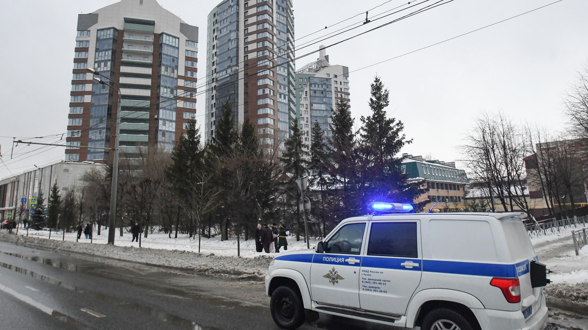 Автомобиль полиции недалеко от жилого комплекса в Казани, у одного из зданий которого был поврежден элемент фасада при атаке БПЛА Автомобиль полиции недалеко от жилого комплекса в Казани, у одного из зданий которого был поврежден элемент фасада при атаке БПЛА - РИА Новости, 1920, 21.12.2024