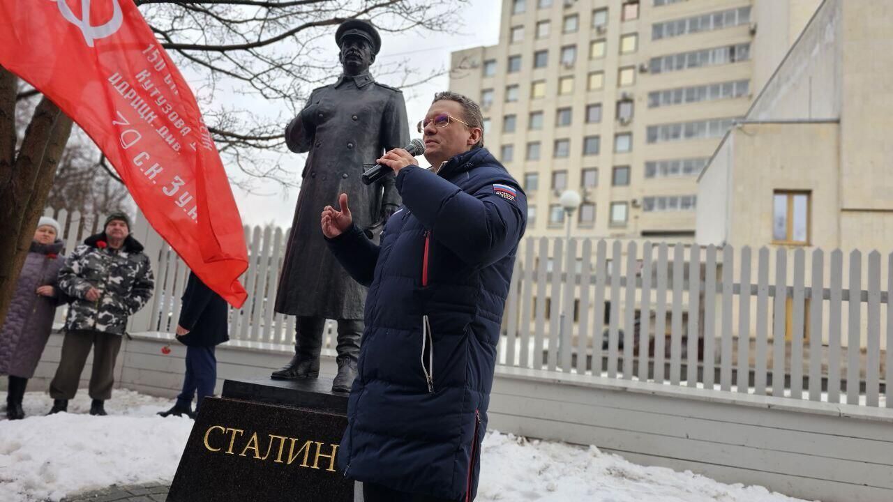 В Вологде открыли памятник Иосифу Сталину В Вологде открыли памятник Иосифу Сталину - РИА Новости, 1920, 21.12.2024