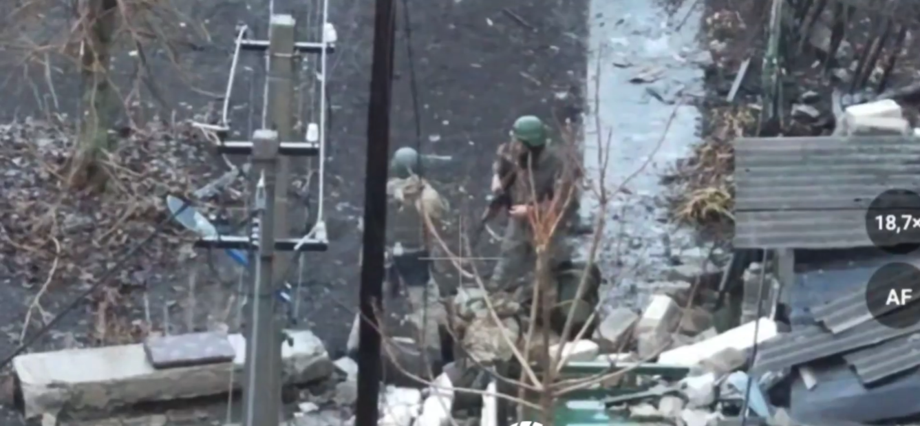 Военнослужащие ВС России при зачистке Курахово. Кадр из видео Военнослужащие ВС России при зачистке Курахово. Кадр из видео - РИА Новости, 1920, 23.12.2024