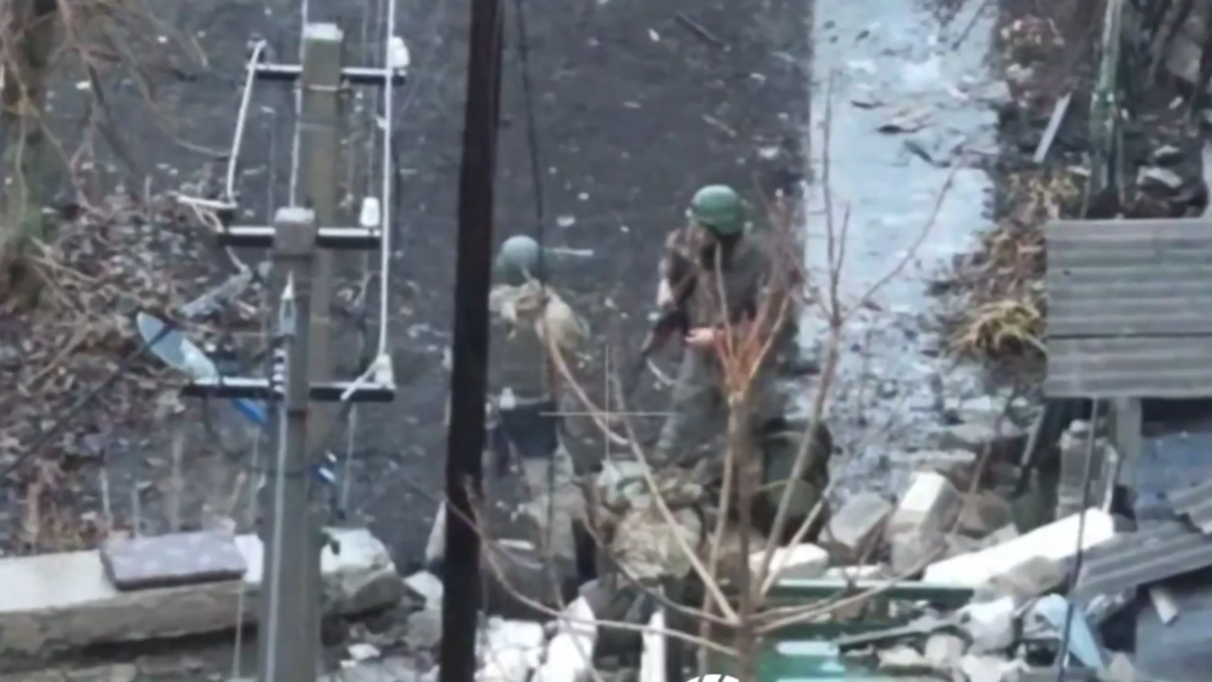 Военнослужащие ВС России при зачистке Курахово. Кадр из видео - РИА Новости, 1920, 31.12.2024