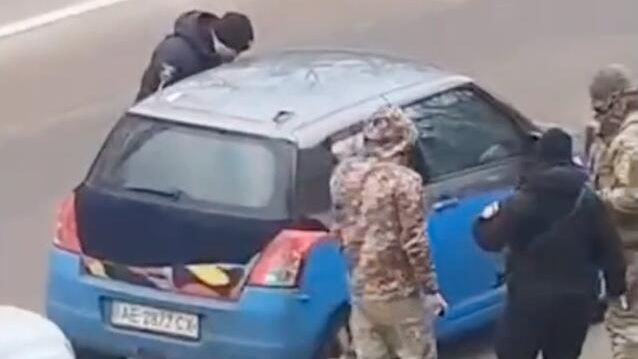 Сотрудники военного комиссариата в Киевской области возле автомобиля военнообязанного Сотрудники военного комиссариата в Киевской области возле автомобиля военнообязанного - РИА Новости, 1920, 23.12.2024