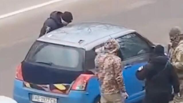 Сотрудники военного комиссариата в Киевской области возле автомобиля военнообязанного Сотрудники военного комиссариата в Киевской области возле автомобиля военнообязанного - РИА Новости, 1920, 21.12.2024