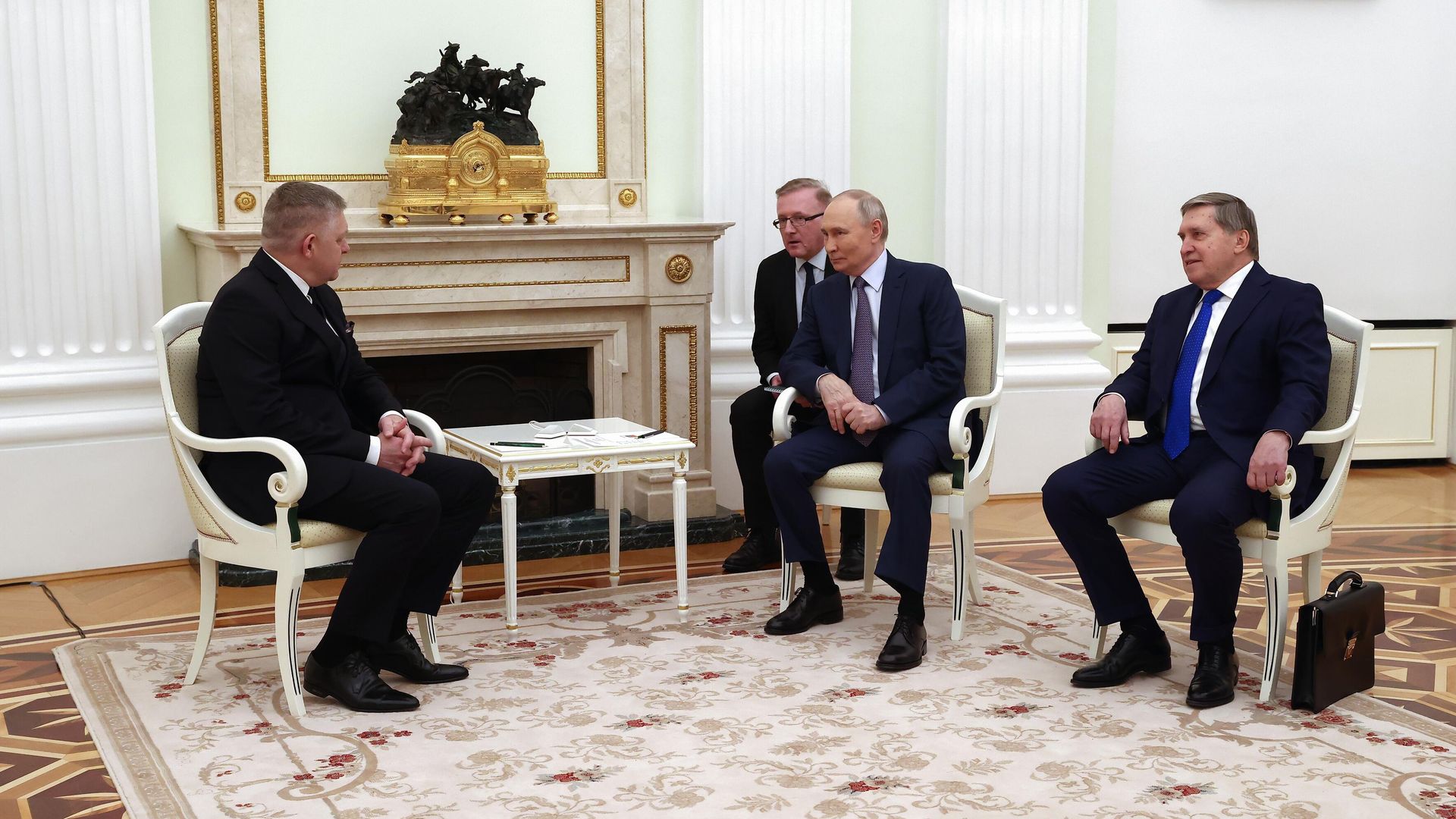 Президент России Владимир Путин и премьер-министр Словакии Роберт Фицо во время встречи Президент России Владимир Путин и премьер-министр Словакии Роберт Фицо во время встречи - РИА Новости, 1920, 23.12.2024