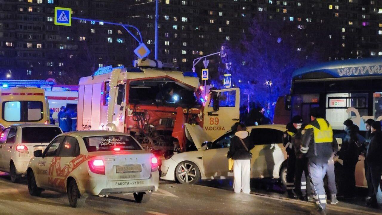 ДТП на Новочеркасском бульваре в Москве, где столкнулись КамАЗ и автобус - РИА Новости, 1920, 23.12.2024