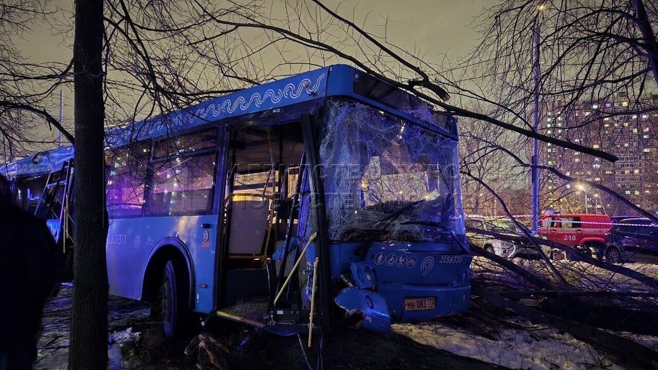 ДТП на Новочеркасском бульваре в Москве, где столкнулись КамАЗ и автобус ДТП на Новочеркасском бульваре в Москве, где столкнулись КамАЗ и автобус - РИА Новости, 1920, 22.12.2024