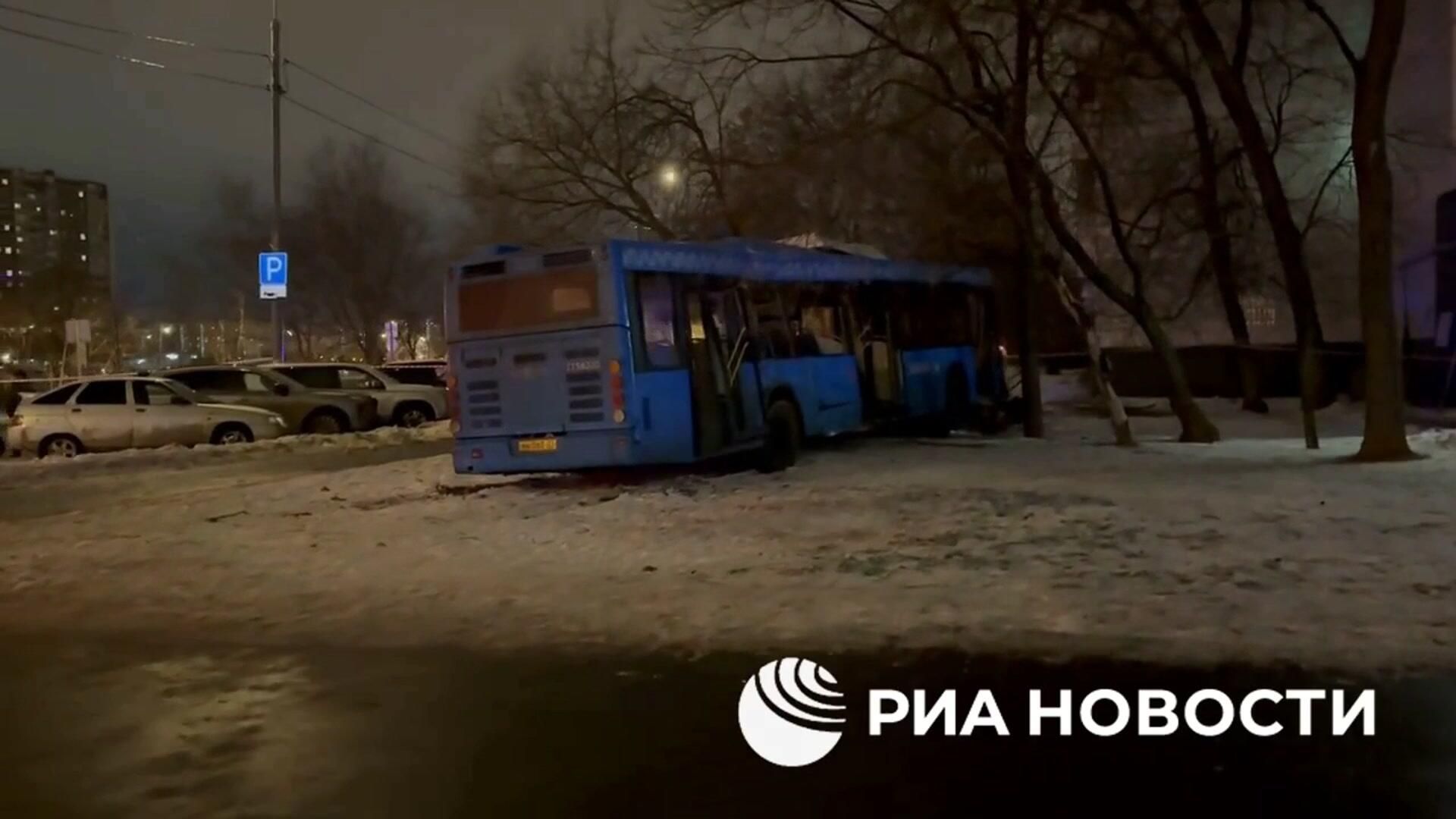 Последствия столкновение автобуса с машиной МЧС на перекрестке в Москве Последствия столкновение автобуса с машиной МЧС на перекрестке в Москве - РИА Новости, 1920, 23.12.2024