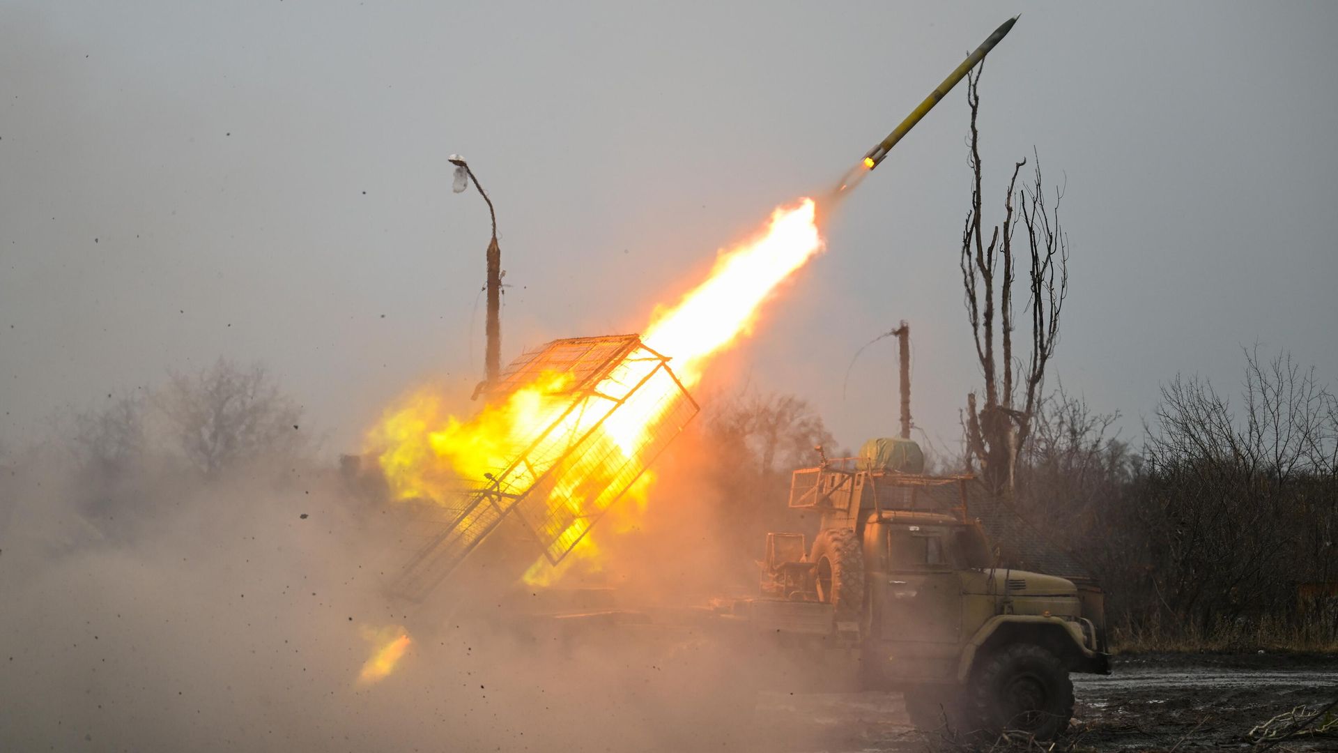 Боевая работа артиллерийской батареи в зоне СВО Боевая работа артиллерийской батареи в зоне СВО - РИА Новости, 1920, 06.10.2026