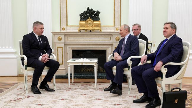 Президент РФ Владимир Путин и премьер-министр Словакии Роберт Фицо во время встречи