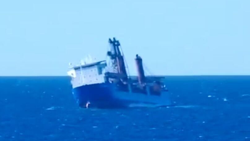 Момент крушения российского судна Ursa Major. Кадр видео очевидца Момент крушения российского судна Ursa Major. Кадр видео очевидца - РИА Новости, 1920, 24.12.2024