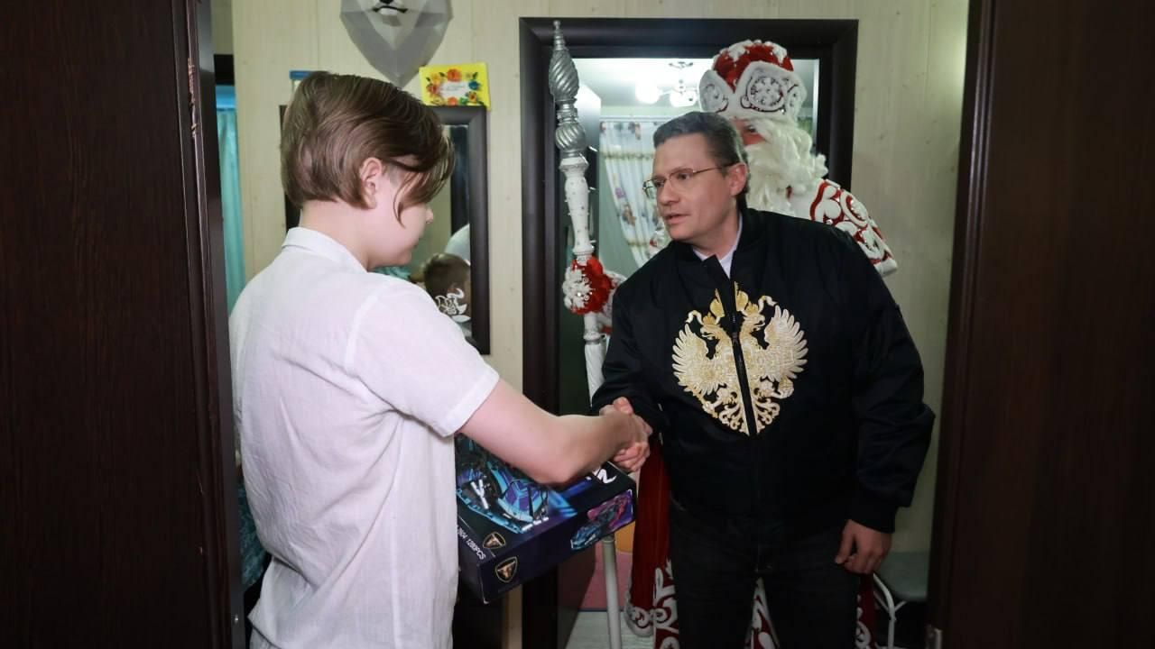 Губернатор Вологодской области Георгий Филимонов вручил первые подарки юным вологжанам в рамках Всероссийской акции Елка желаний Губернатор Вологодской области Георгий Филимонов вручил первые подарки юным вологжанам в рамках Всероссийской акции Елка желаний - РИА Новости, 1920, 24.12.2024