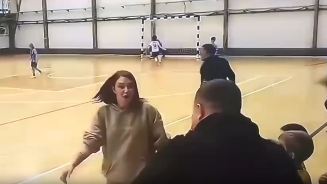 Стоп-кадр из видео драки детского тренера и родителей футболистов
