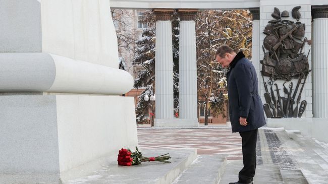 Дмитрий Медведев на церемонии возложения цветов к памятнику Герою РФ генерал-майору Минигали Шаймуратову в Уфе