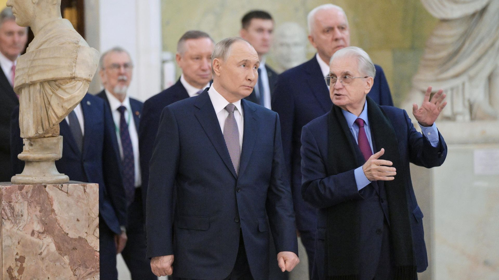 Президент РФ Владимир Путин посещает Государственный Эрмитаж в сопровождении генерального директора музея Михаила Пиотровского - РИА Новости, 1920, 24.12.2024
