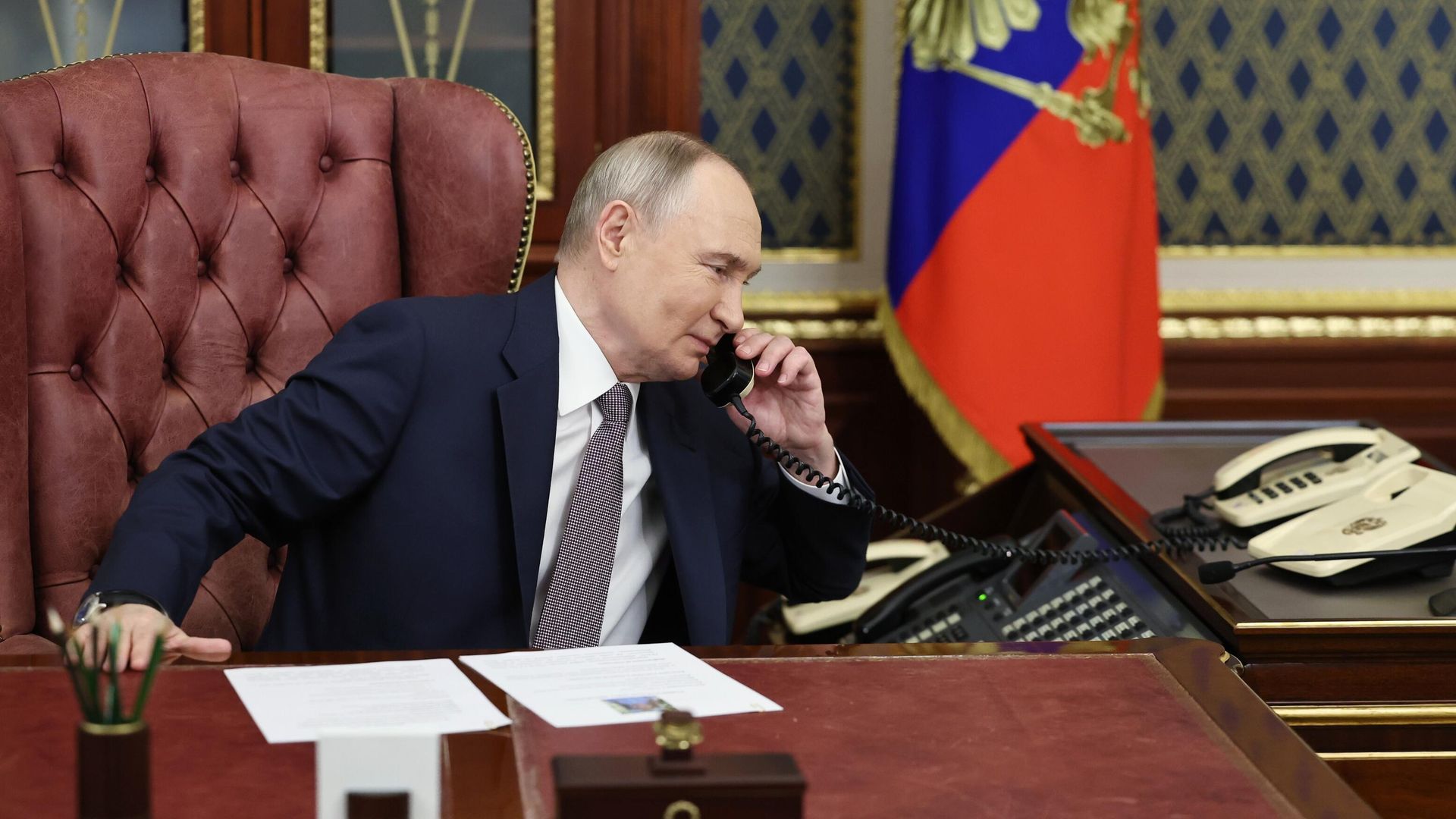 Президент РФ Владимир Путин общается по телефону с девочкой из Белгородской области Маргаритой Руцинской. 24 декабря 2024 Президент РФ Владимир Путин общается по телефону с девочкой из Белгородской области Маргаритой Руцинской. 24 декабря 2024 - РИА Новости, 1920, 24.12.2024