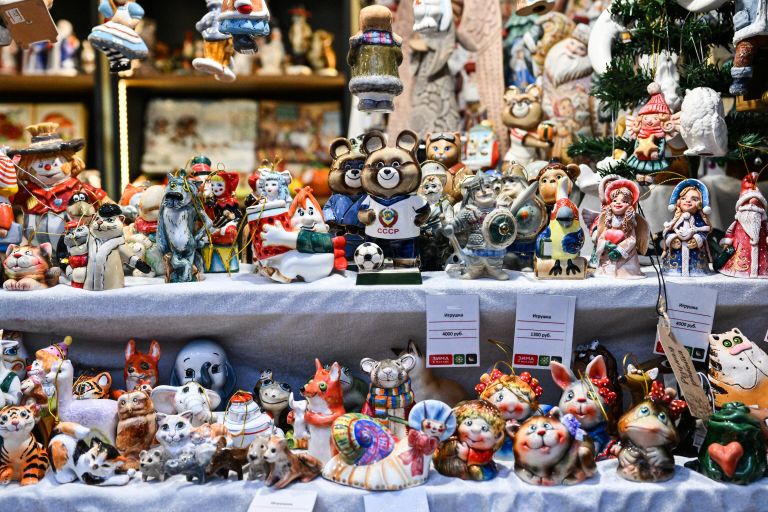 Продажа елочных украшений и игрушек на Тверской площади Продажа елочных украшений и игрушек на Тверской площади