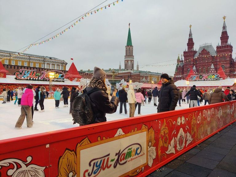 Туристы на ГУМ-катке в Москве Туристы на ГУМ-катке в Москве