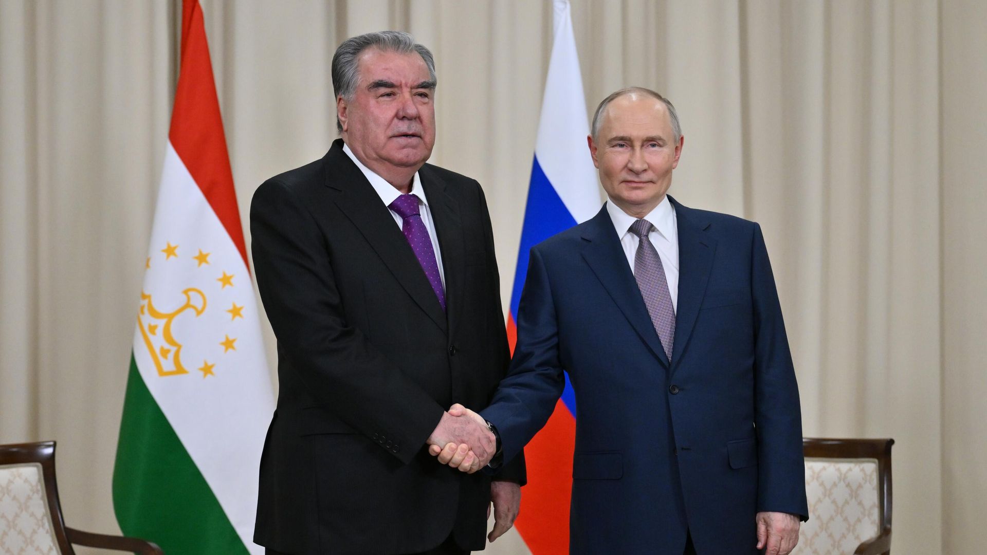 Президент России Владимир Путин и президент Таджикистана Эмомали Рахмон во время встречи в комплексе Игора Ленинградской области - РИА Новости, 1920, 24.12.2024