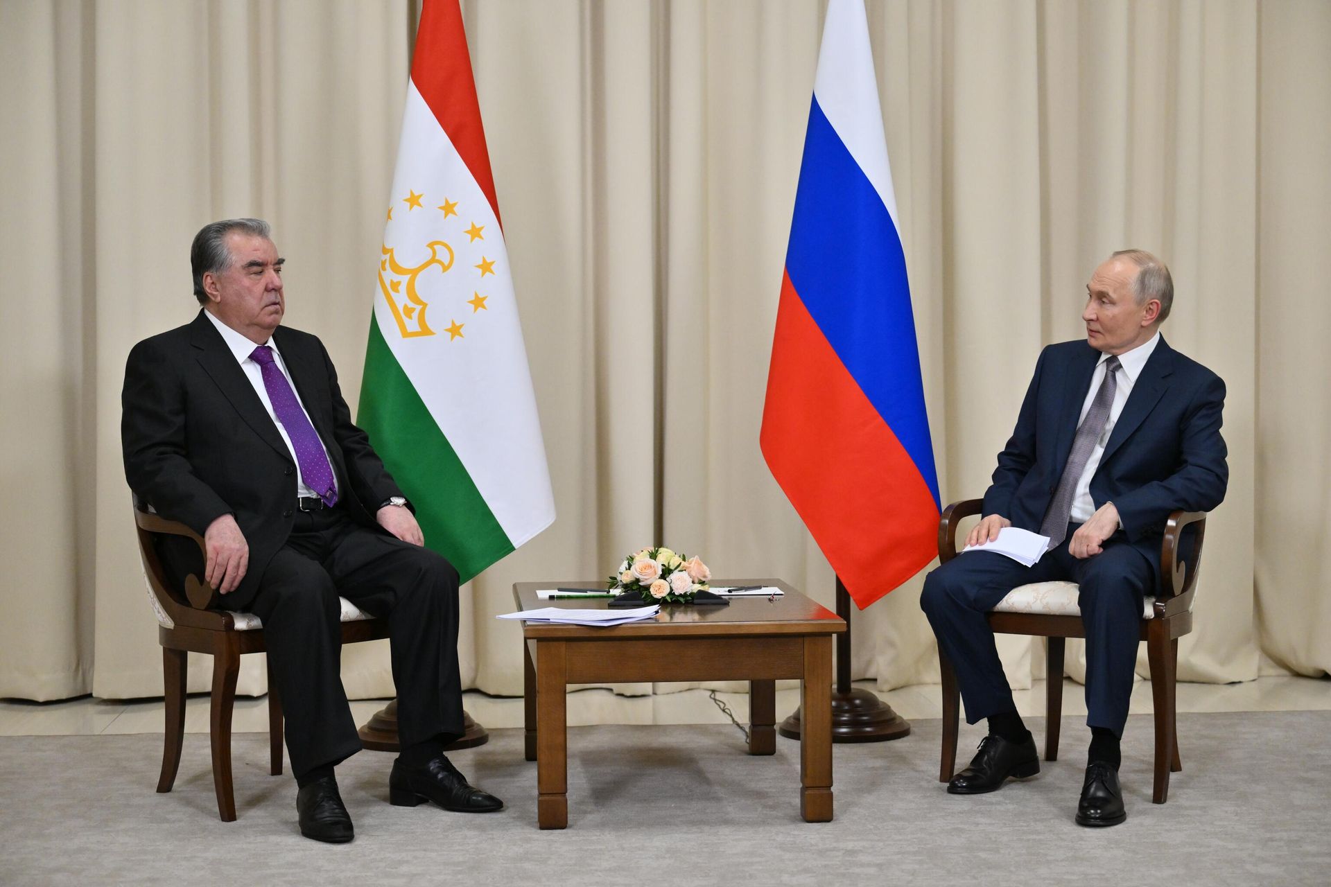Президент России Владимир Путин и президент Таджикистана Эмомали Рахмон во время встречи в комплексе Игора Ленинградской области Президент России Владимир Путин и президент Таджикистана Эмомали Рахмон во время встречи в комплексе Игора Ленинградской области - РИА Новости, 1920, 25.12.2024