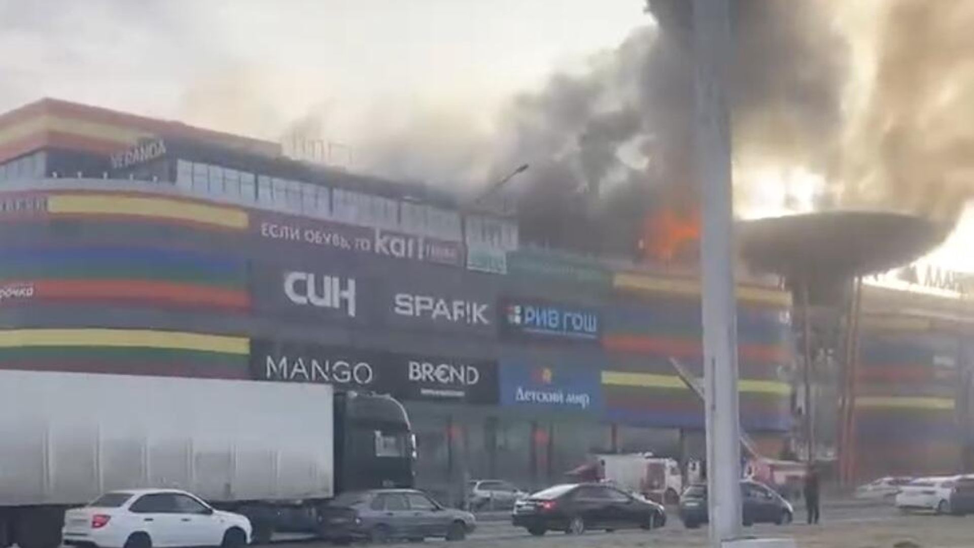 Пожар в торговом центре во Владикавказе Пожар в торговом центре во Владикавказе - РИА Новости, 1920, 25.12.2024