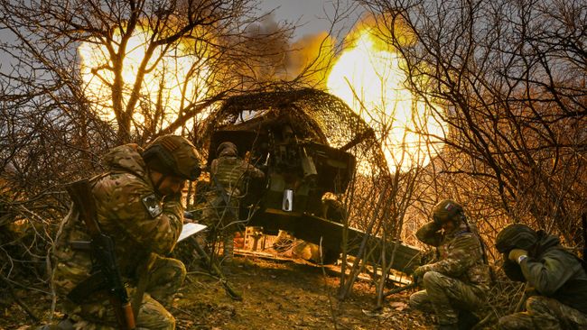 Российские военнослужащие стреляют из гаубицы 2А65 Мста-Б по позициям ВСУ в зоне СВО