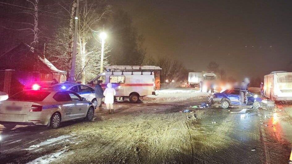 Место столкновения легкового автомобиля и автобуса в Подмосковье. 24 декабря 2024 Место столкновения легкового автомобиля и автобуса в Подмосковье. 24 декабря 2024 - РИА Новости, 1920, 24.12.2024