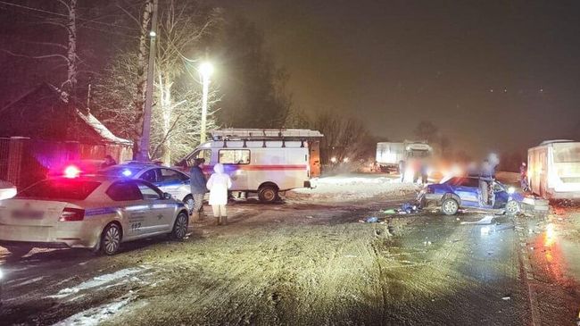 Место столкновения легкового автомобиля и автобуса в Подмосковье. 24 декабря 2024