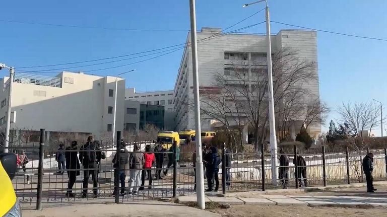 Обстановка у здания областной больницы в Актау, куда поступают пострадавшие в крушении самолета Обстановка у здания областной больницы в Актау, куда поступают пострадавшие в крушении самолета