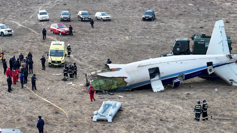 Место крушения самолёта Azerbaijan Airlines в казахстанском Актау Место крушения самолёта Azerbaijan Airlines в казахстанском Актау