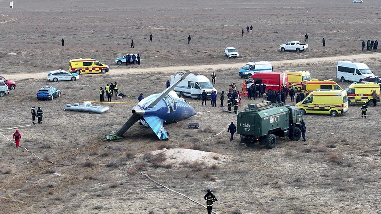 Место крушения самолёта Azerbaijan Airlines в казахстанском Актау Место крушения самолёта Azerbaijan Airlines в казахстанском Актау