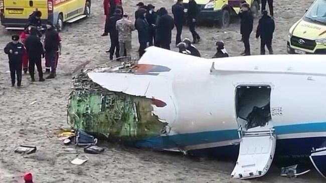 Место крушения самолета Azerbaijan Airlines в казахстанском Актау