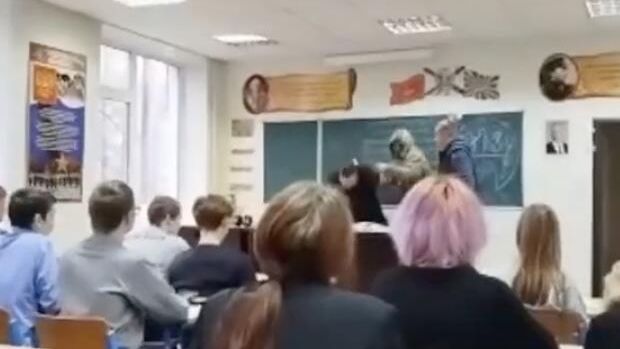 В Липецке двое мужчин избили в колледже преподавателя ОБЖ на глазах у детей - РИА Новости, 1920, 27.12.2024