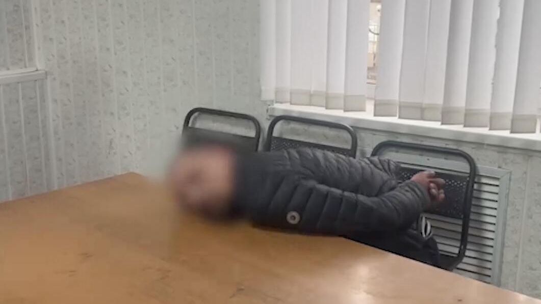 Задержанный, пытавшийся с ножом зайти в школу в Волгограде Задержанный, пытавшийся с ножом зайти в школу в Волгограде - РИА Новости, 1920, 25.12.2024